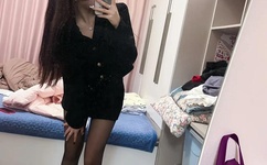 扒开粉嫩小泬舌头伸进去